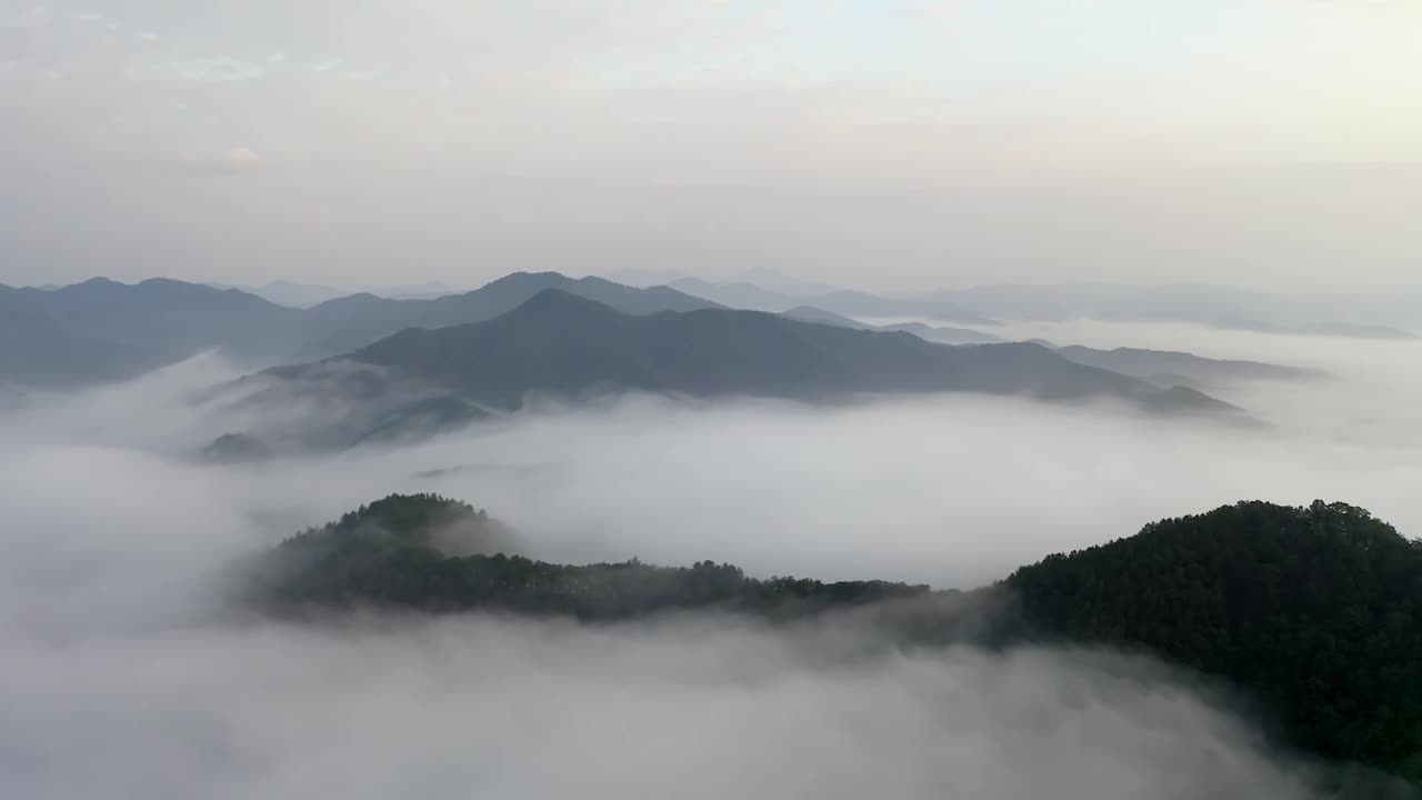 韩国江原道洪川郡八峰山周围的云海视频素材