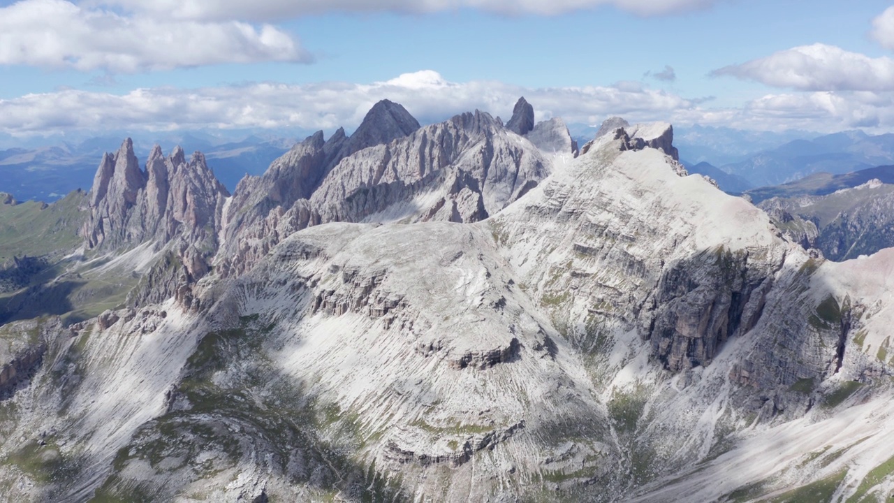 日出时塞塞达白云石山峰景观的无人机鸟瞰图。Puez Odle, Trentino, Dolomiti，意大利。视频素材