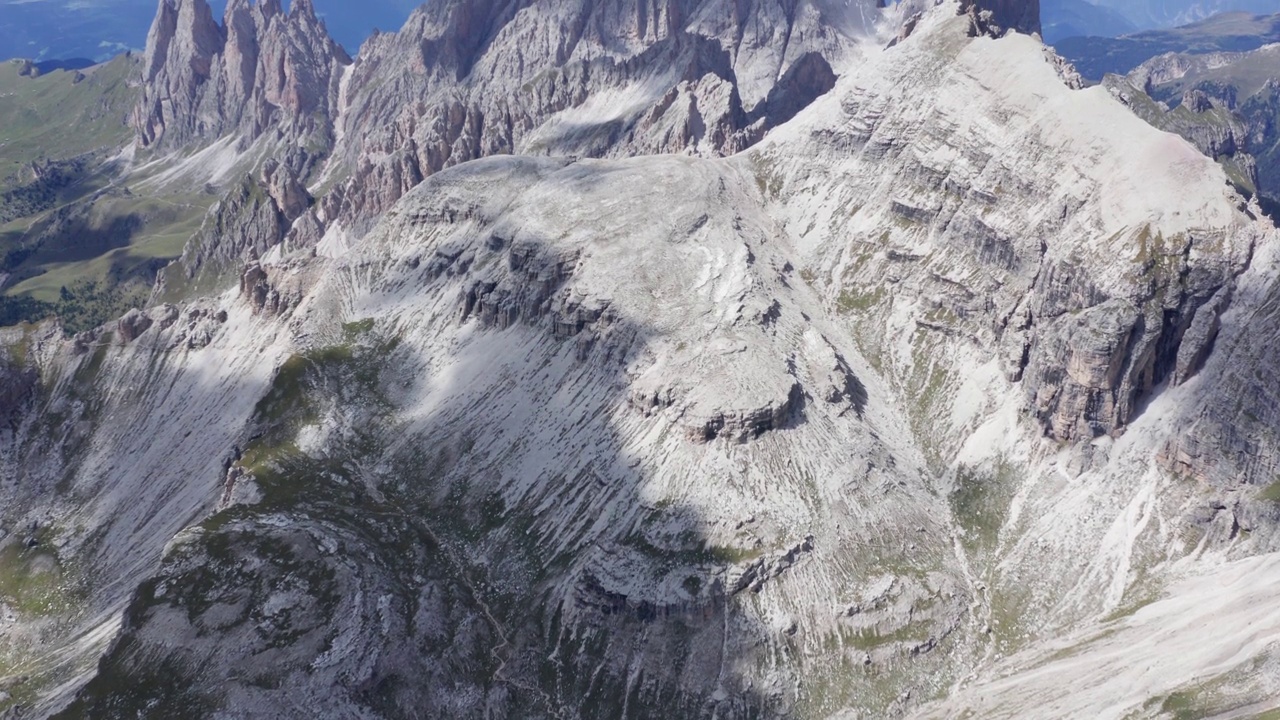 意大利南蒂罗尔白云石的Seceda鸟瞰图上的Odle山群视频素材