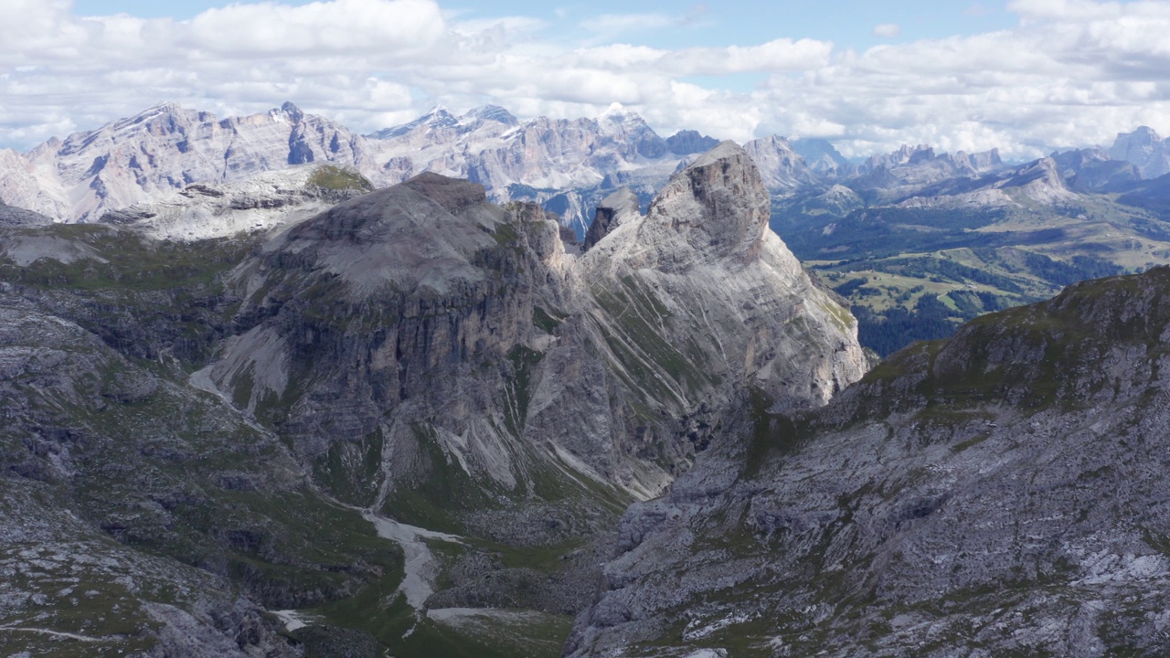 无人机视图的白云石山脉在意大利，是南部石灰岩阿尔卑斯山的一部分视频素材