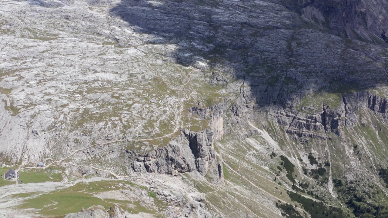 无人机拍摄的意大利白云石山脉是南部石灰岩阿尔卑斯山脉的一部分视频素材