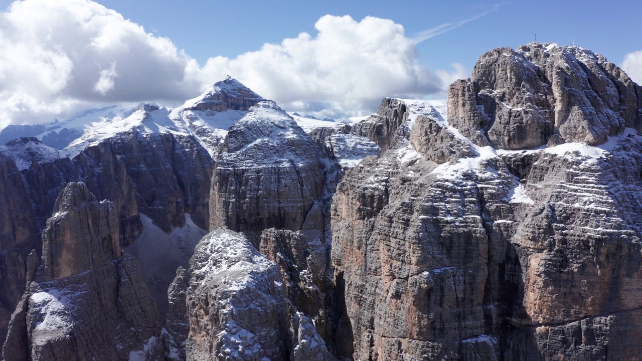 令人印象深刻的雪山(Piz Boe和Piz Pisciadu)的塞拉集团在意大利白云石-卡车航拍视频素材