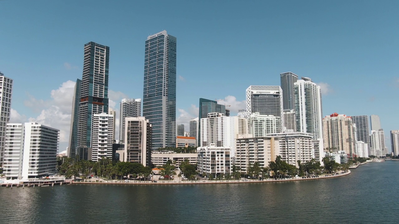 迈阿密市中心摩天大楼下的比斯坎湾鸟瞰图，微风掠过水面视频素材