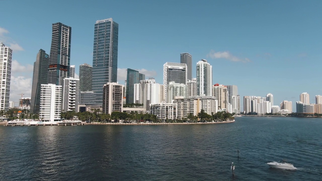 在迈阿密市中心的摩天大楼下，微风掠过水面，俯瞰比斯坎湾视频素材