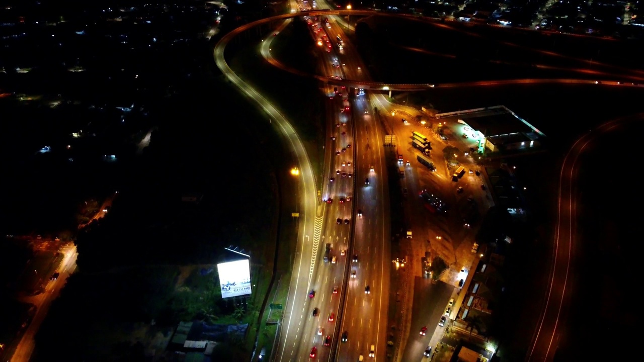 夜间汽车在Sungai Buloh镇附近高速公路上行驶的鸟瞰图视频素材