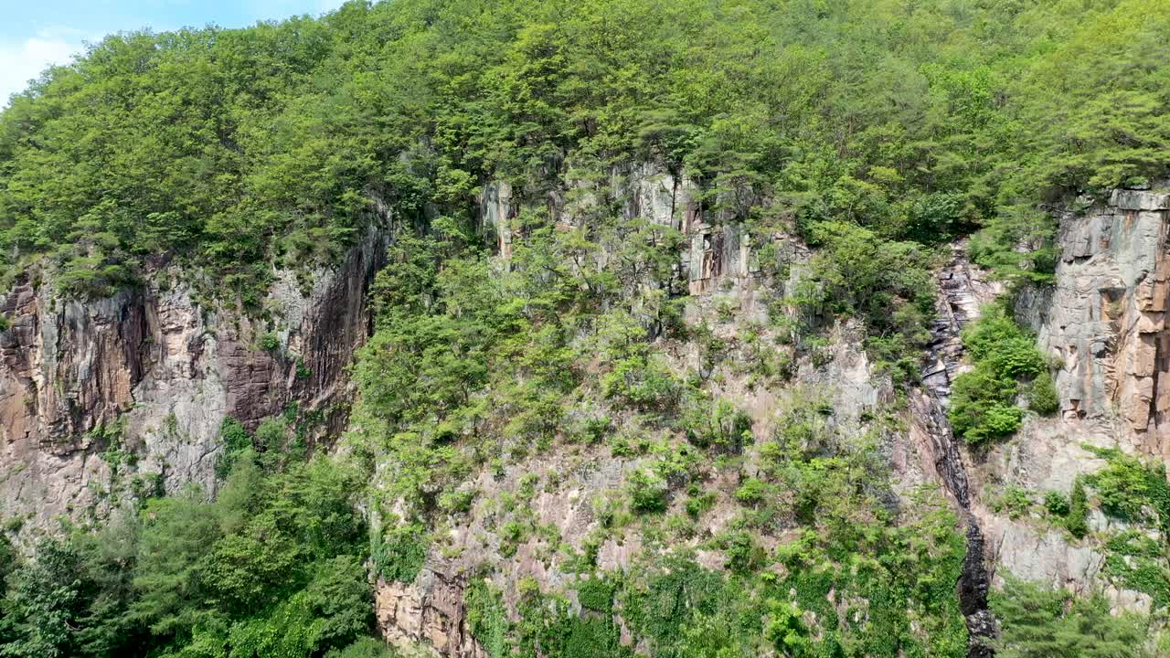 韩国忠北丹阳郡，山南崖周围的自然风光视频素材