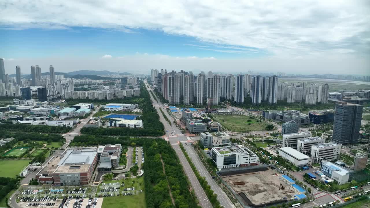 韩国仁川市延寿区songdoguji -daero路周围的城市景观视频素材