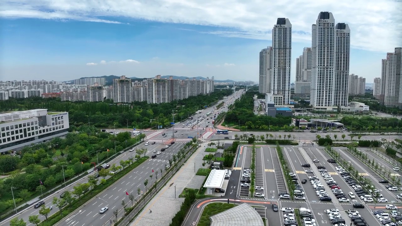 韩国仁川市延寿区songdoguji -daero路周围的城市景观视频素材