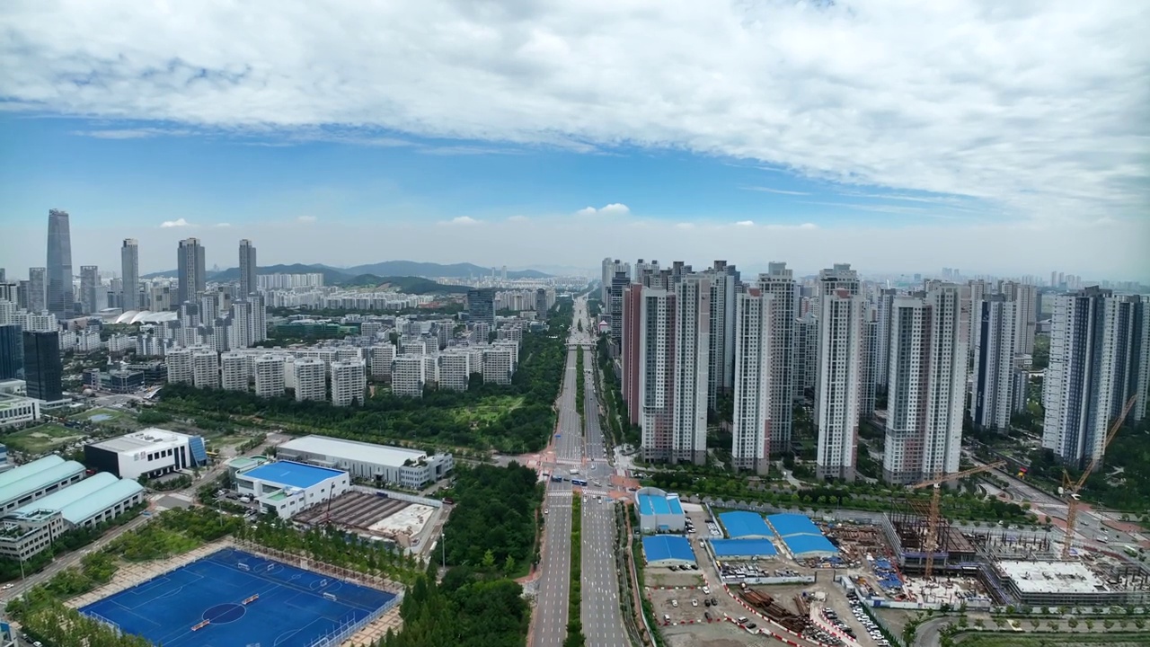 韩国仁川市延寿区songdoguji -daero路周围的城市景观视频素材