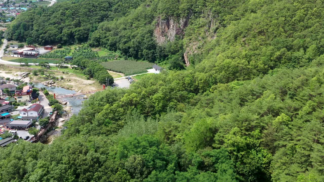 韩国忠清北道丹阳郡南朝川川和塞南崖一带的清年庵自然风光视频素材