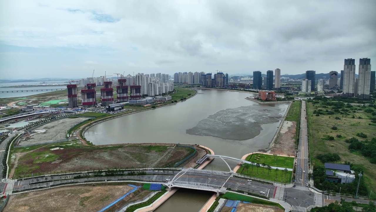 韩国仁川，延寿区松岛海滨周围的风景视频素材