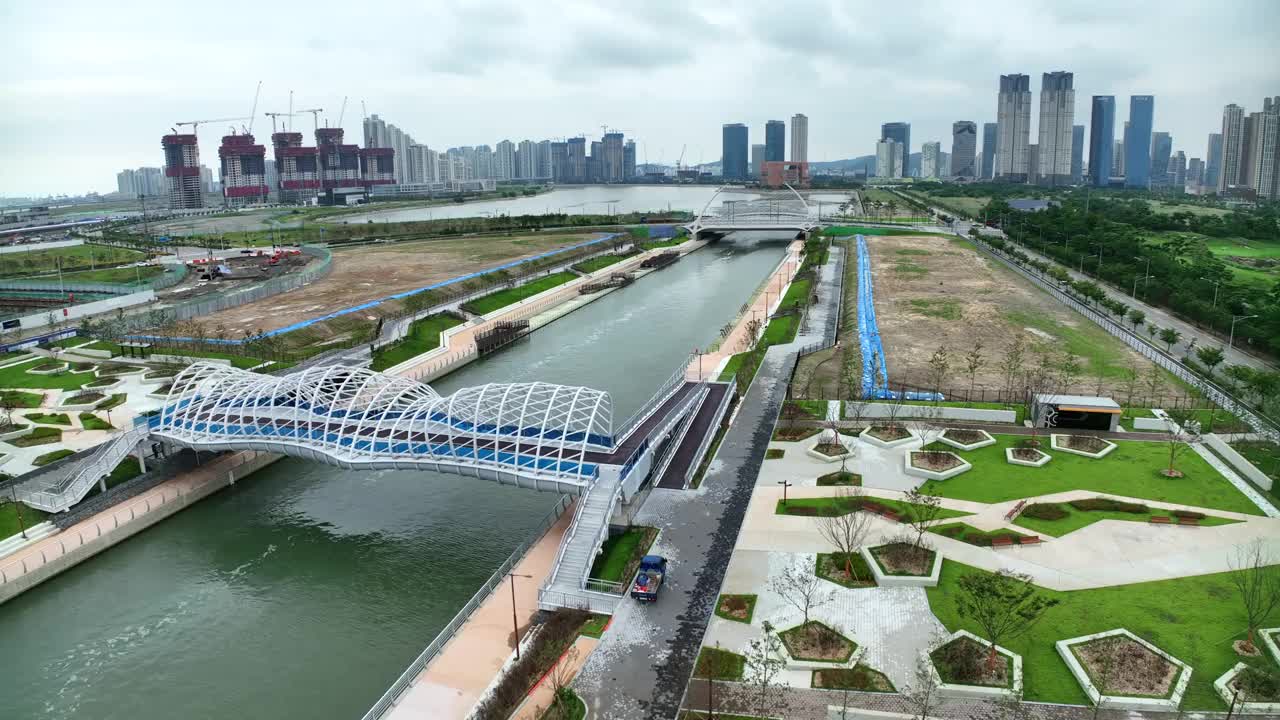 韩国仁川，延寿区松岛海滨周围的风景视频素材