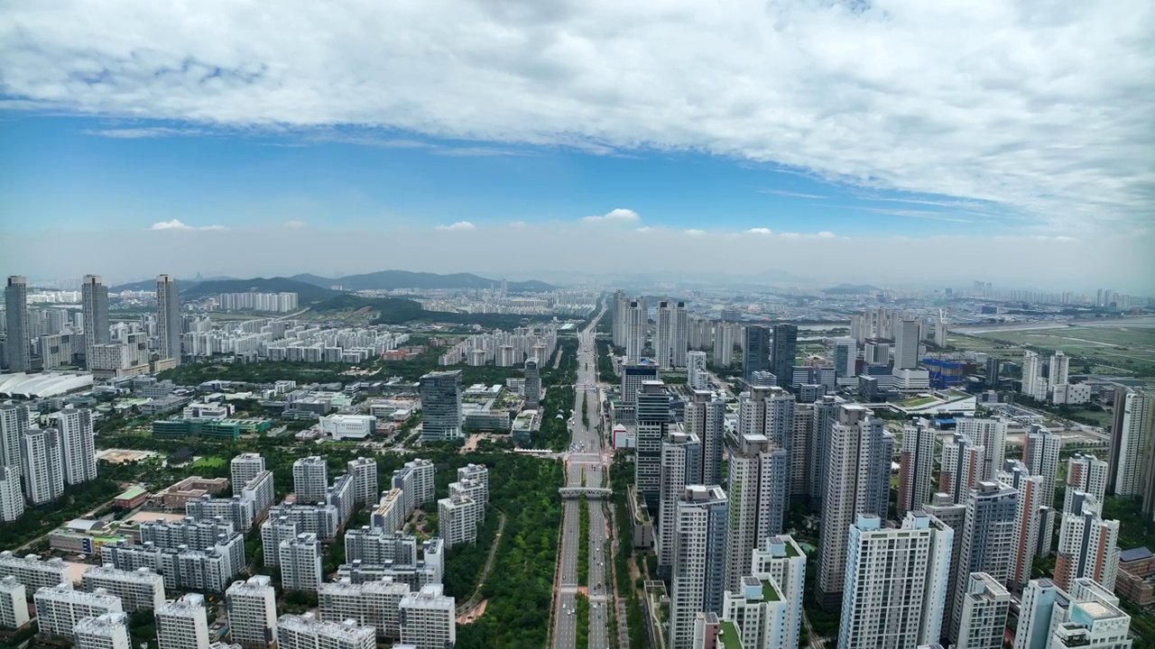 韩国仁川市延寿区songdoguji -daero路周围的城市景观视频素材