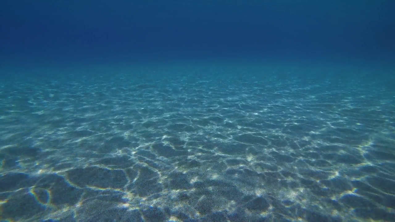 阳光在沙底的快速移动。视频素材