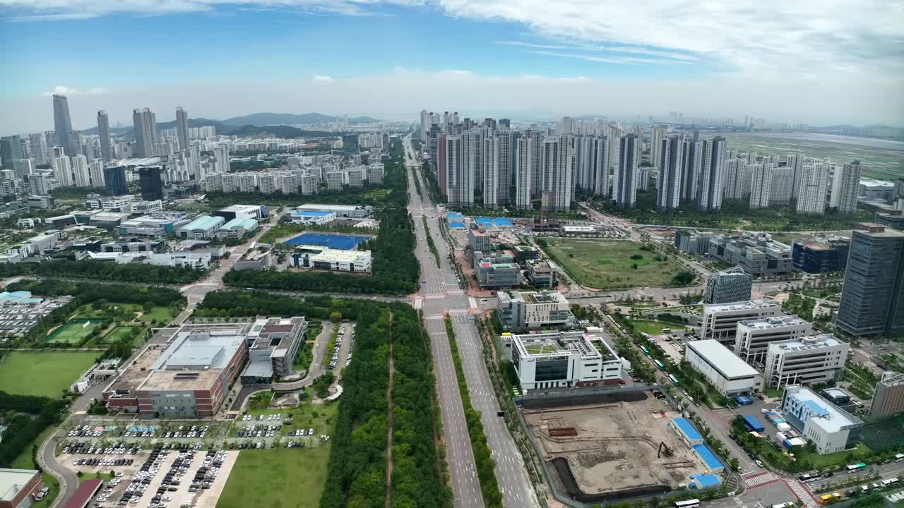 韩国仁川市延寿区songdoguji -daero路周围的城市景观视频素材