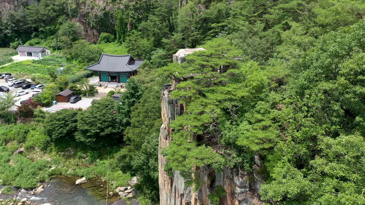 韩国忠清北道丹阳郡南朝川川和塞南崖一带的清年庵自然风光视频素材