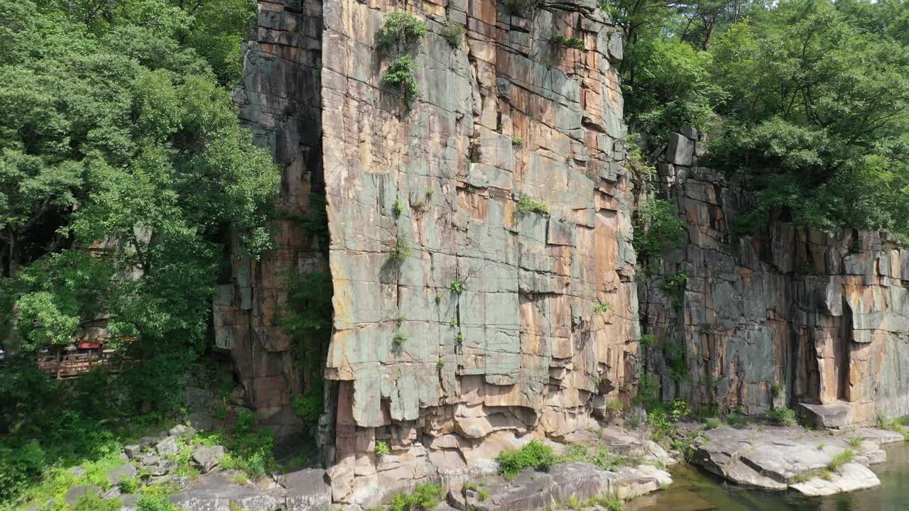 韩国忠北丹阳郡南朝川川和山南崖周围的自然风光视频素材