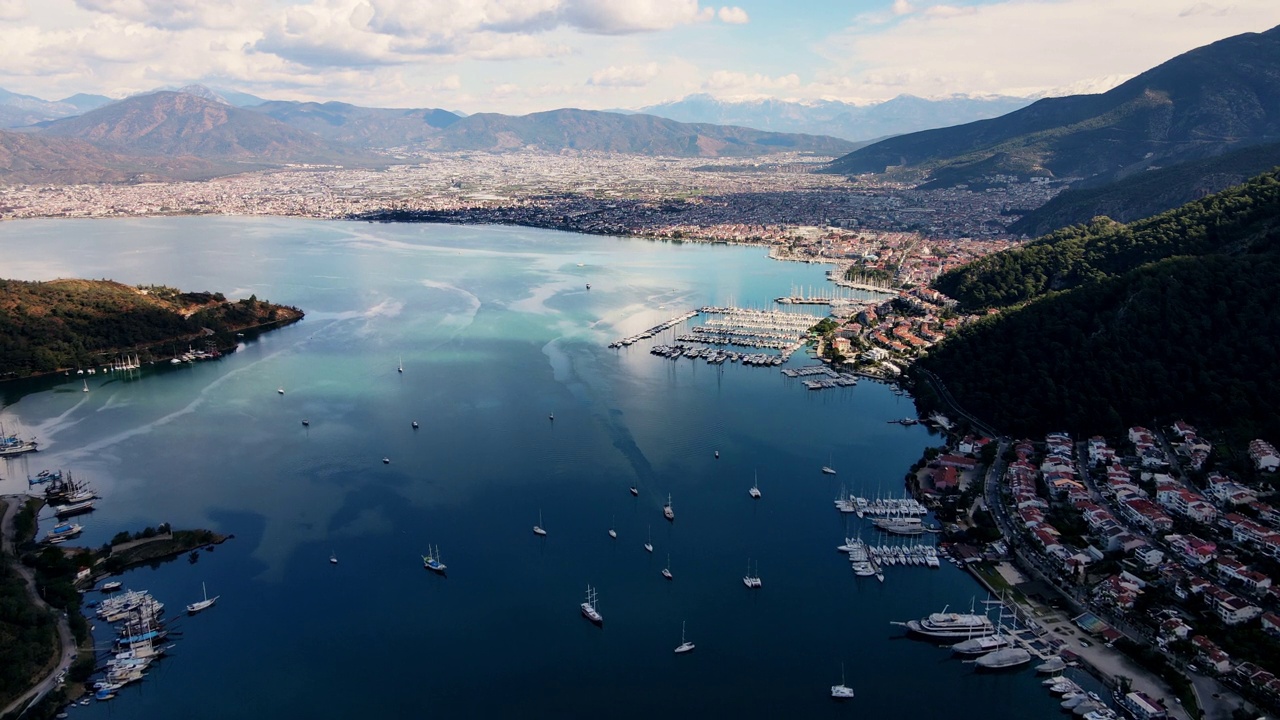 Drone view of marina bay in the mountains. Kaş, Türkiye视频素材