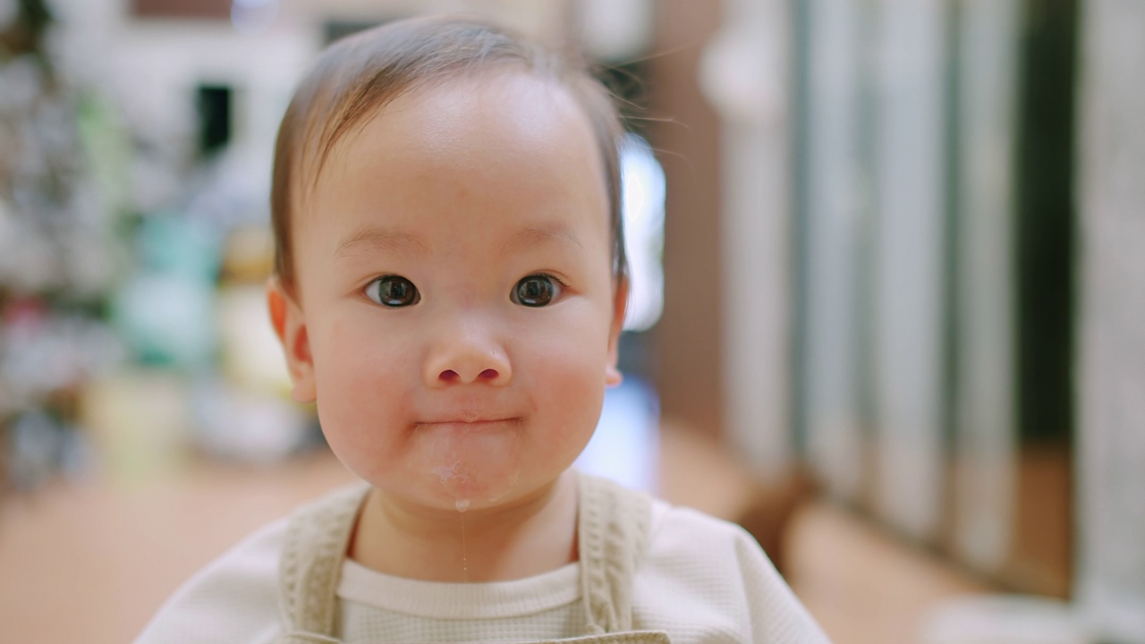 近距离肖像有趣的快乐的可爱的亚洲婴儿蹒跚学步的女孩玩微笑看着相机在家里视频素材