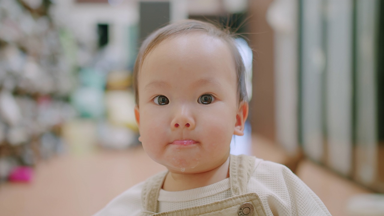 近距离肖像有趣的快乐的可爱的亚洲婴儿蹒跚学步的女孩玩微笑看着相机在家里视频素材