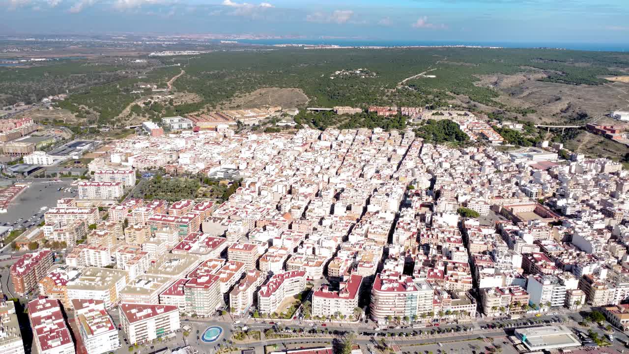 向后飞行，在圣波拉码头上空倾斜。美丽而著名的海滨城市，位于瓦伦西亚省。视频素材