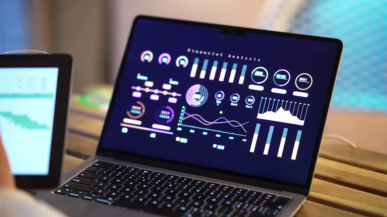审查电子平板电脑业务报告视频素材