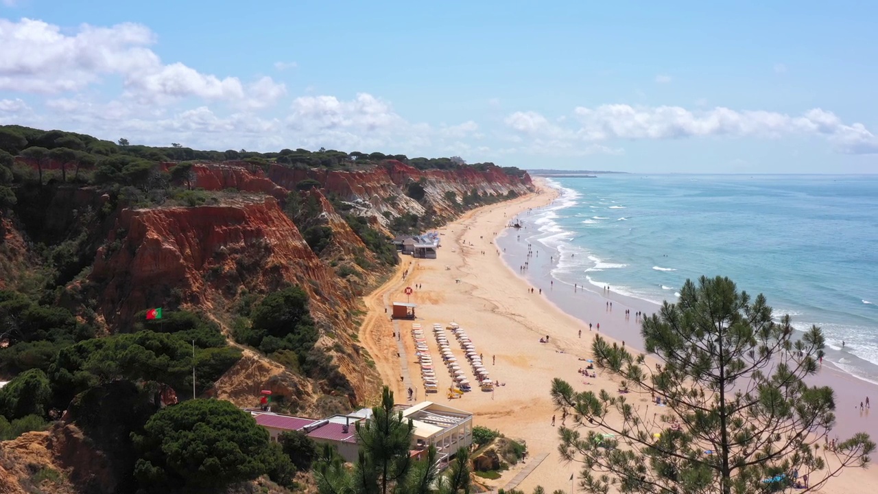 葡萄牙海滩与度假游客和自然的惊人的空中海景。Falesia海滩。无人机摄像头从下往上移动。视频素材