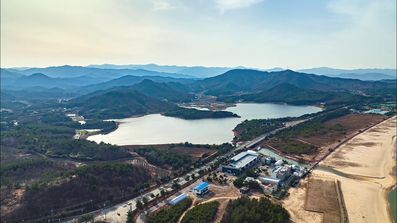 韩国庆尚南道高城郡Songjiho海滩海岸公路的风景视频素材