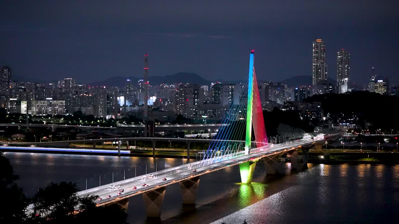 汉江和世界杯大桥附近的市中心夜景/韩国首尔视频素材