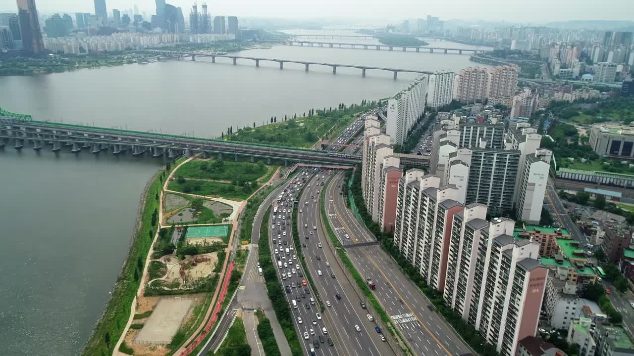 韩国首尔，汉江，大楼，汉江铁路桥，首尔地铁1号线，公寓大楼和道路/永登浦区，龙山区视频素材