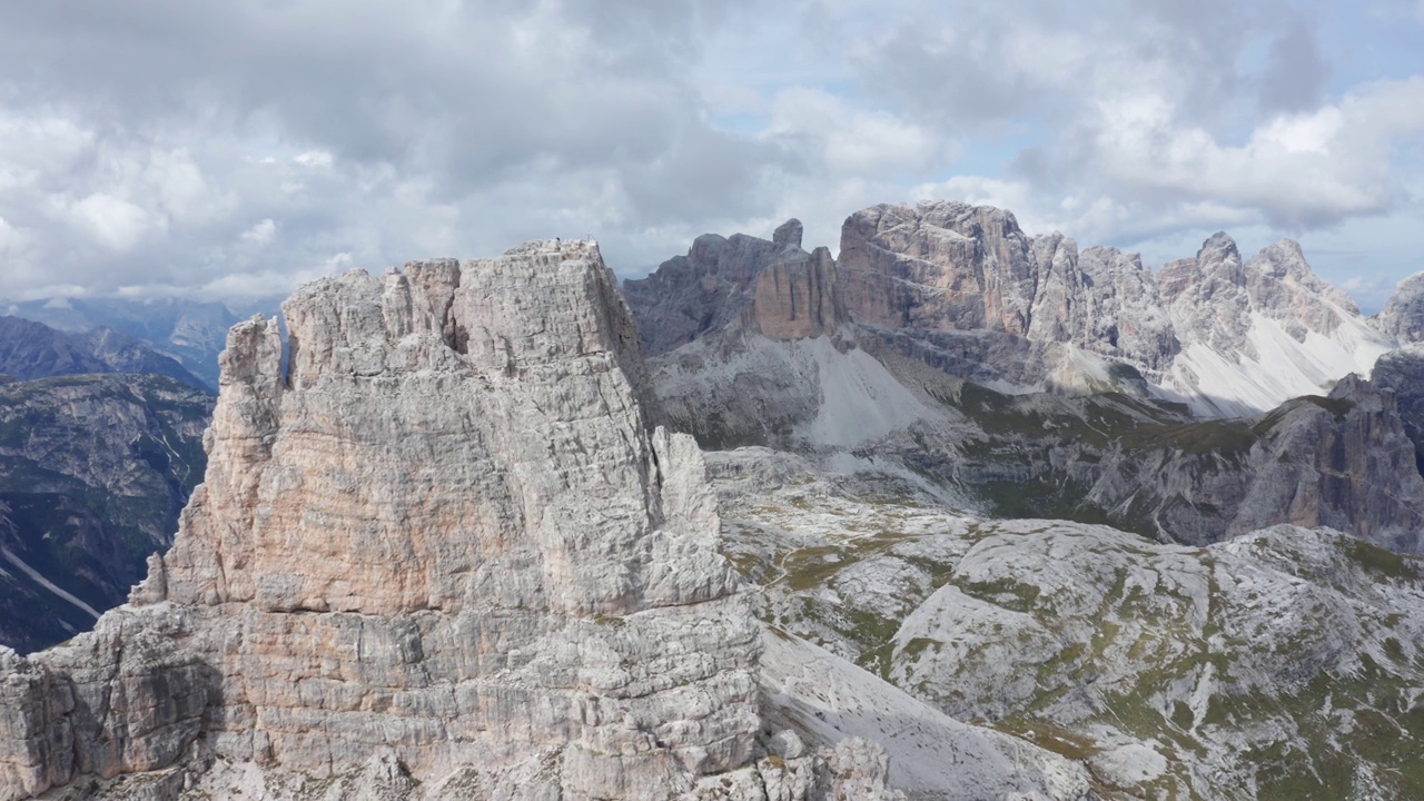 白云石的山峰，拉瓦雷多的Tre Cime Di Lavaredo。空中小车视野开阔视频素材