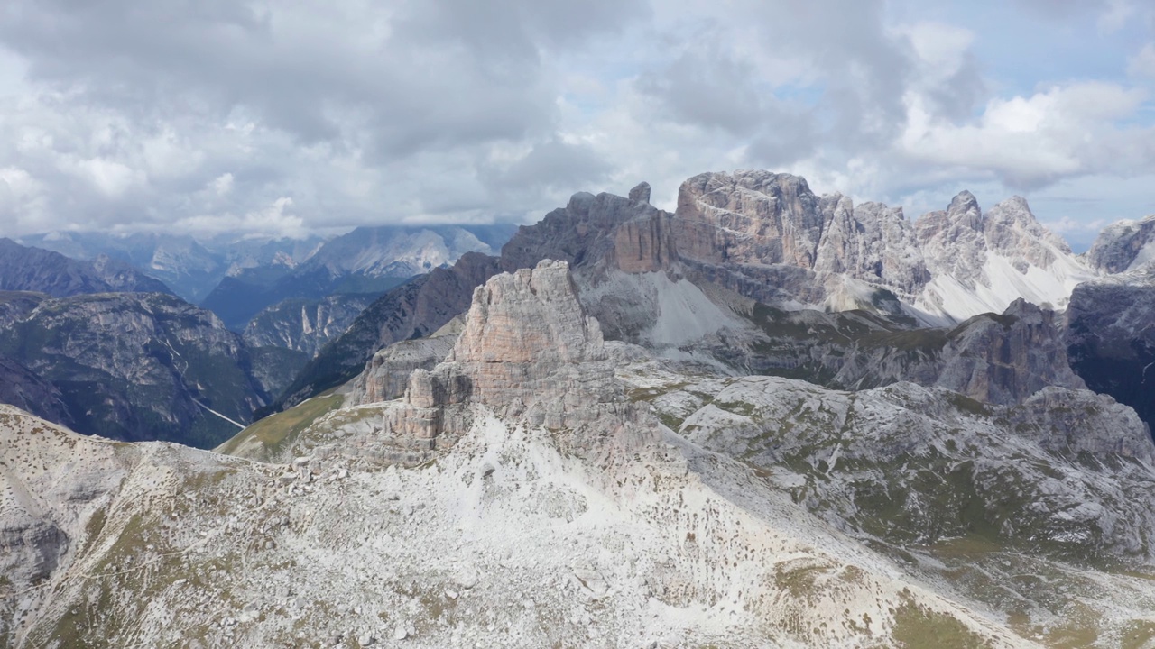 山区景观与Torre Di Toblin在意大利白云石，Tre Cime，广泛建立景观拍摄视频素材