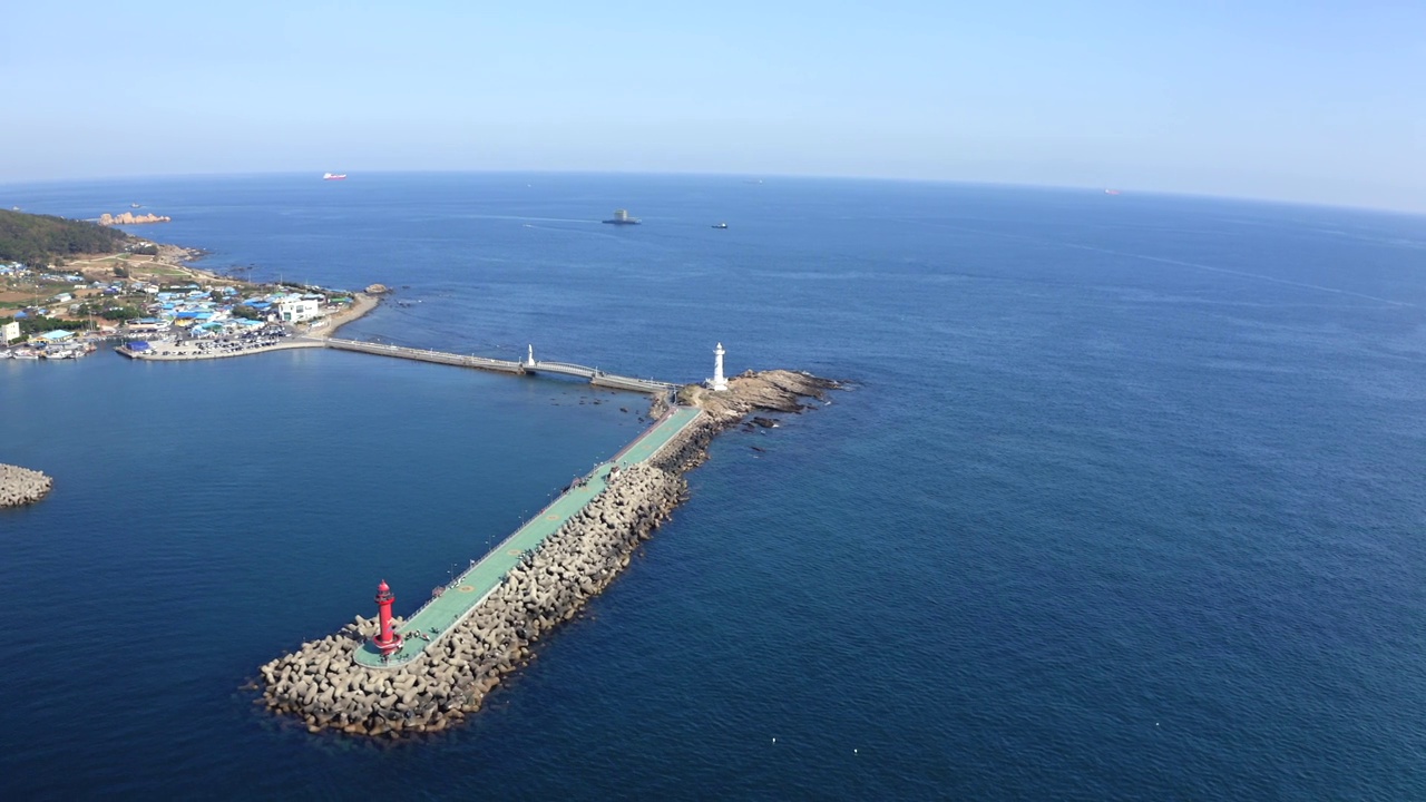 韩国蔚山东区，班约津港和灯塔周围的海景视频素材