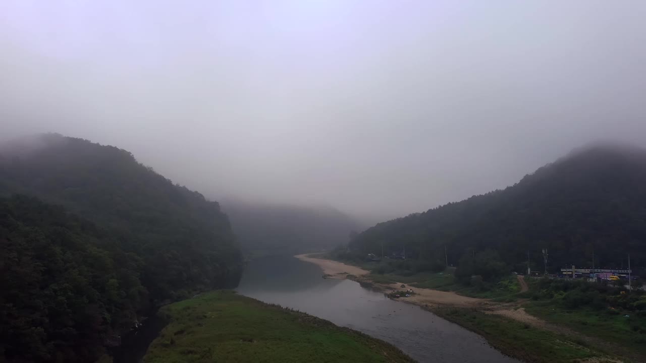 韩国江原道洪川郡八峰山和洪清江周围的云海视频素材