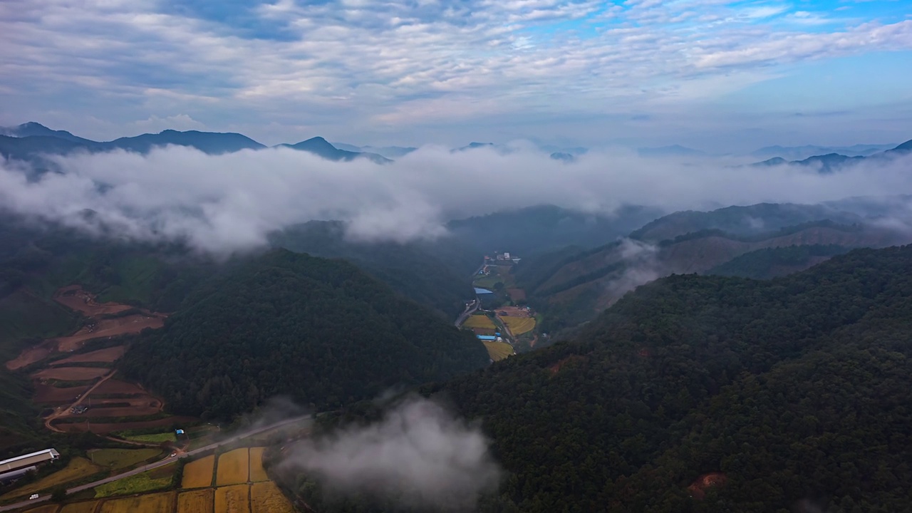 韩国江原道洪川郡八峰山附近村庄的云海视频素材