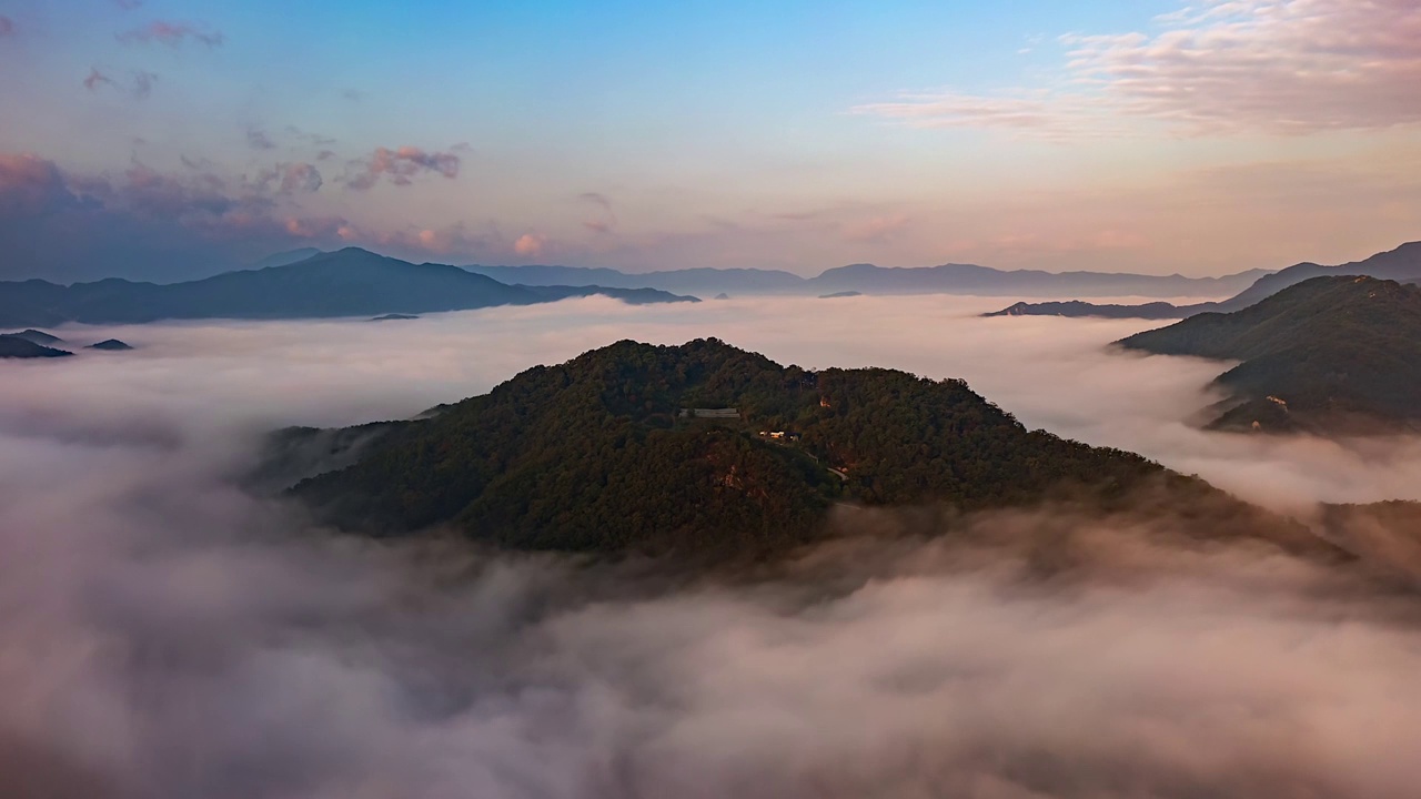 韩国江原道洪川郡八峰山周围的云海视频素材