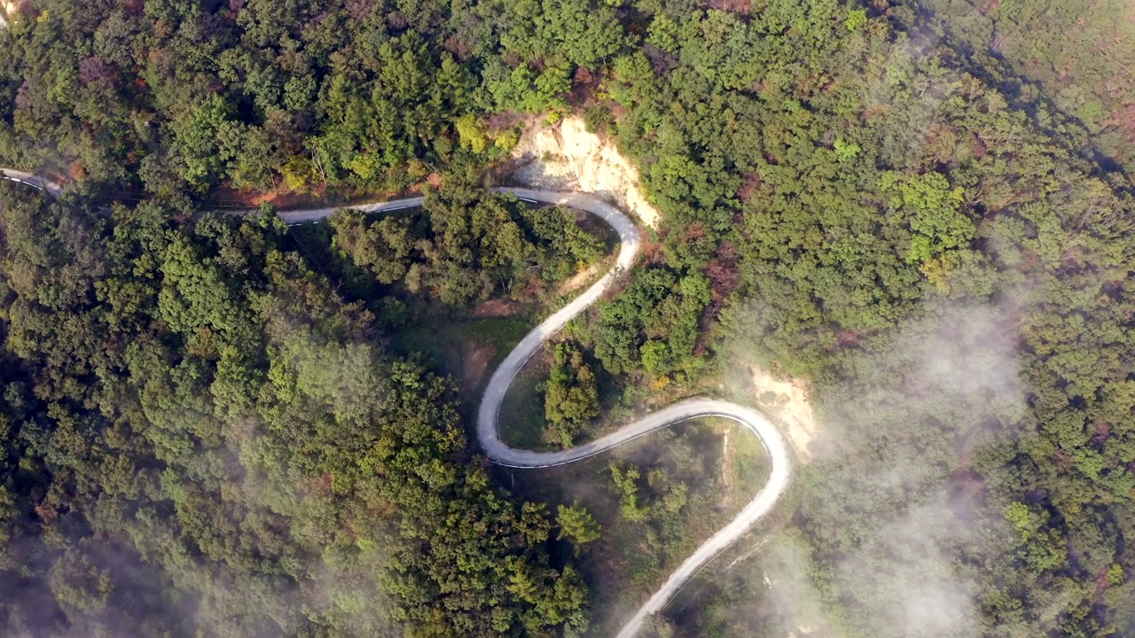 韩国江原道洪川郡八峰山公路周围的云海视频素材