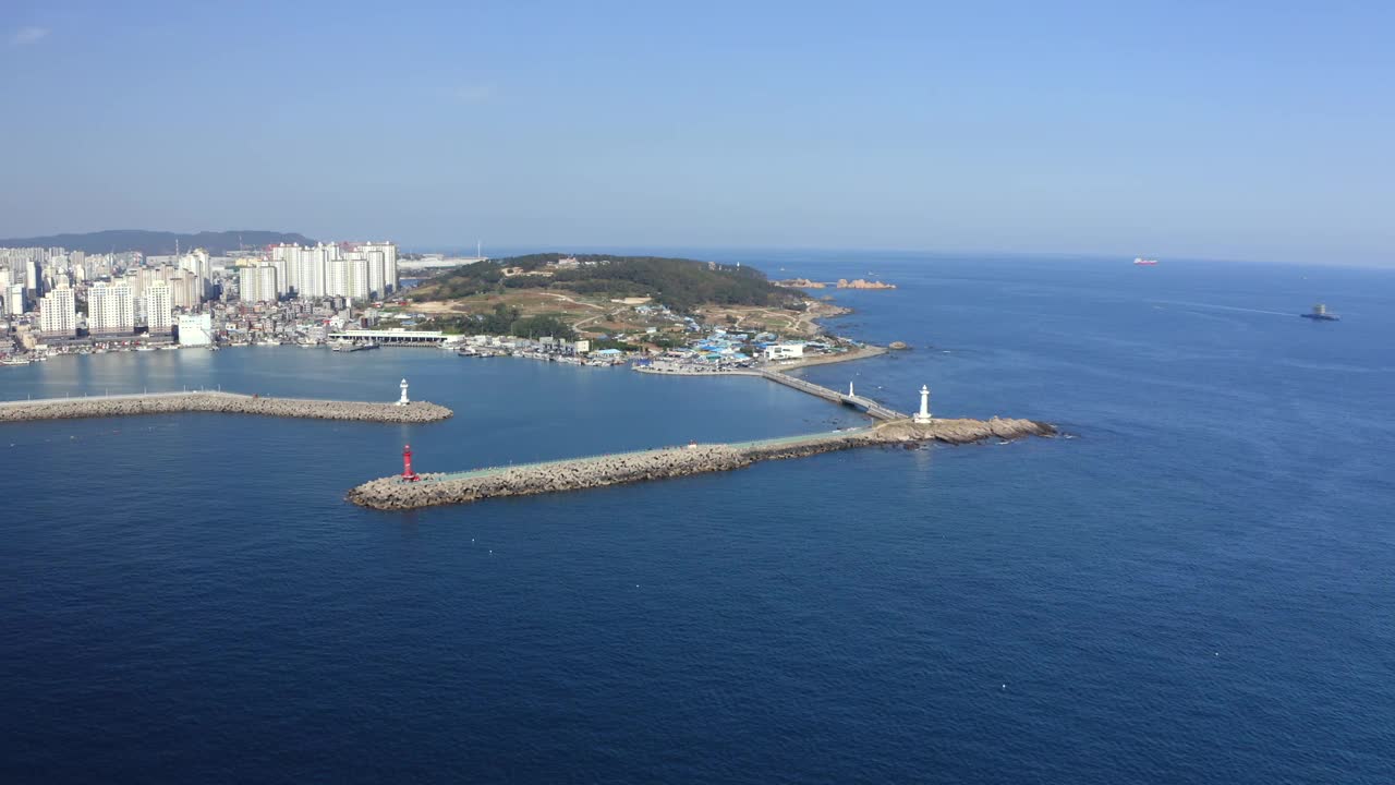 韩国蔚山东区，班约津港和灯塔周围的海景视频素材