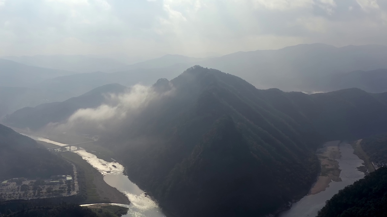 韩国江原道洪川郡八峰山周围洪清江的云海视频素材