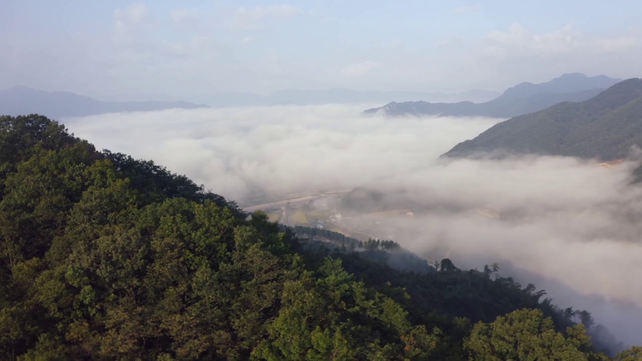 韩国江原道洪川郡农业公路周围的云海视频素材