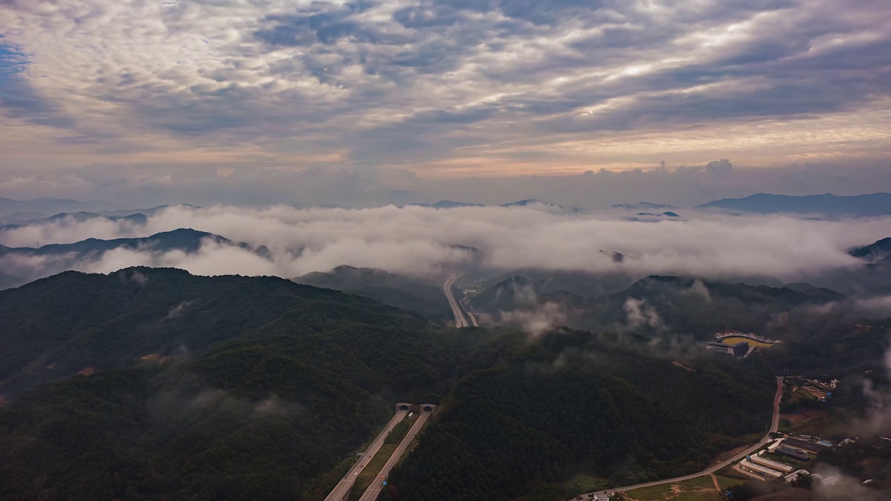 韩国江原道洪川郡八峰山周围的云海视频素材