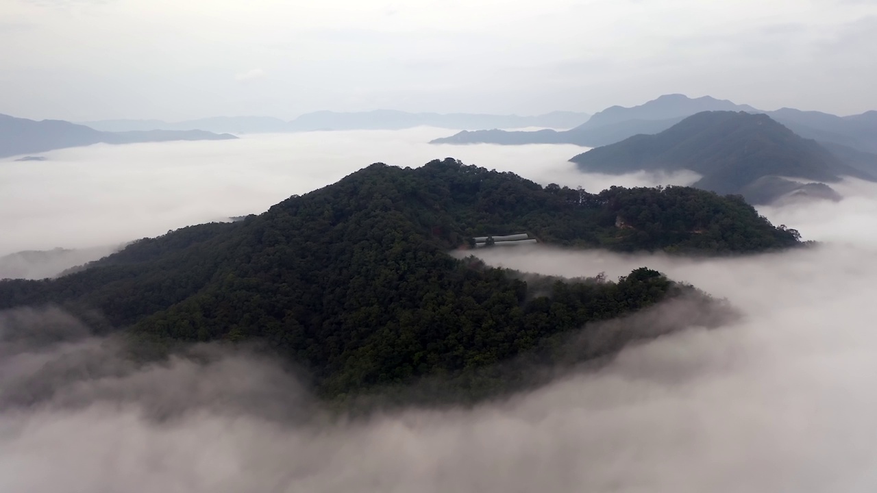 韩国江原道洪川郡八峰山周围的云海视频素材