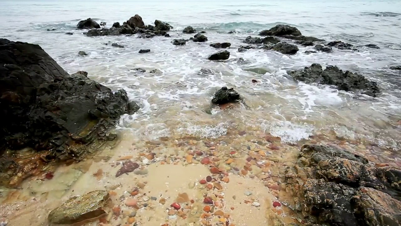 海滩上的海浪和岩石视频素材