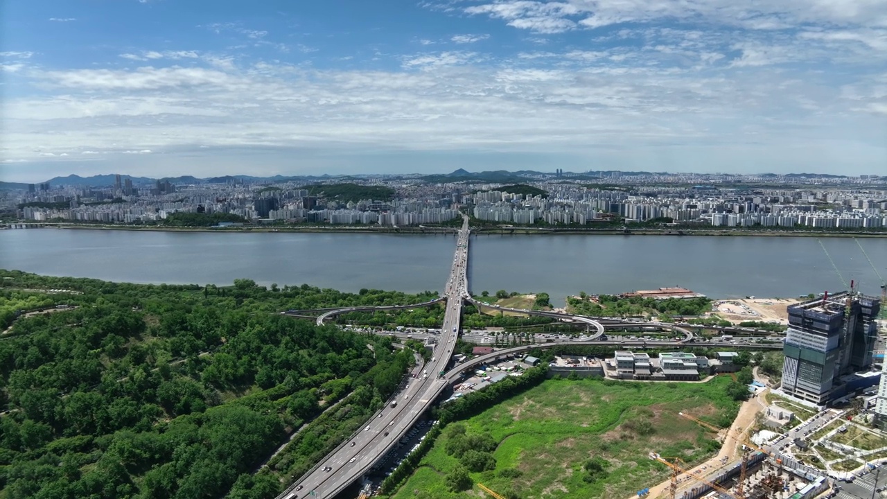 韩国首尔江西区，上岩区和加阳区/麻浦区，汉江、加阳大桥和江边高速公路的城市景观视频素材