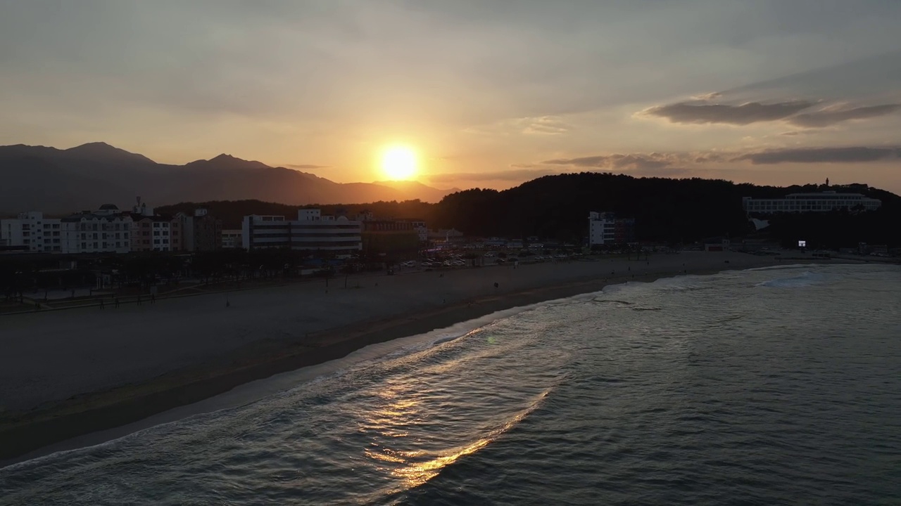 韩国江原道，洛山海边海滩和阳阳郡附近的日落景色视频素材