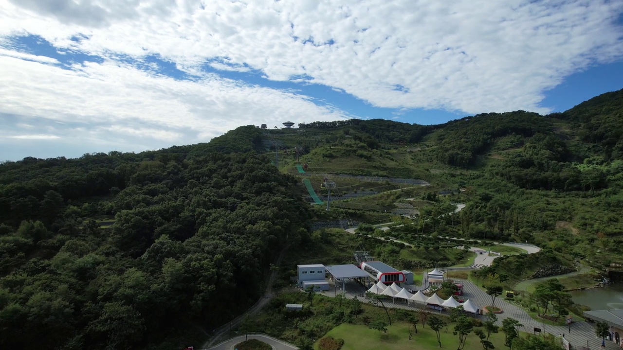 韩国仁川江华郡江华海滨度假村的缆车视频素材