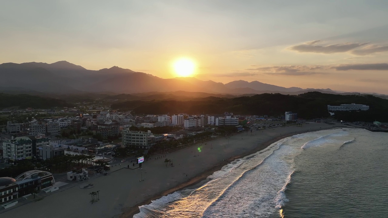 韩国江原道，洛山海边海滩和阳阳郡附近的日落景色视频素材