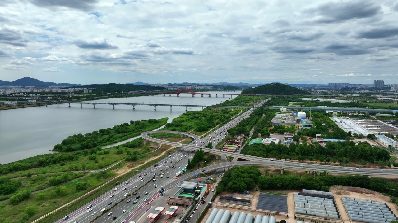 图为京畿道高阳市江西区加阳区汉江、高阳南立交、方花大桥、麻谷大桥、紫鱼路附近的风景视频素材