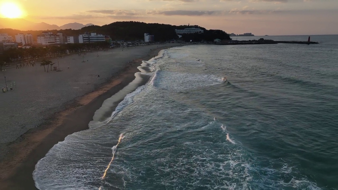 韩国江原道，洛山海边海滩和阳阳郡附近的日落景色视频素材