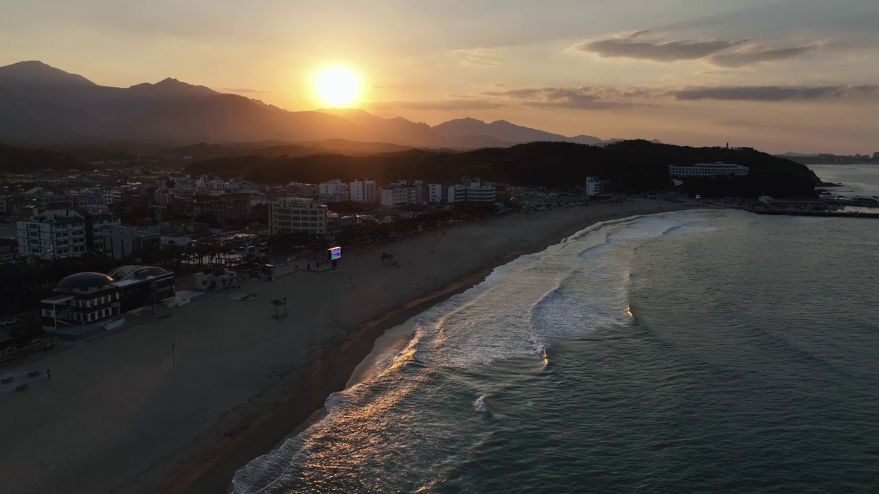 韩国江原道，洛山海边海滩和阳阳郡附近的日落景色视频素材